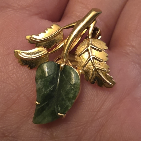 14 Karat Gold Leaf Clip-On Earrings with Green Jade Heart Leaves - Picture 3 of 11